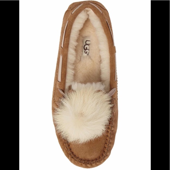 🔥🔥UGG DAKOTA Genuine Sheepskin Pom-Pom Slippers. - Picture 5 of 9